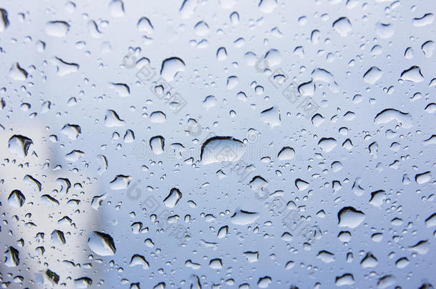 雨点落在玻璃上雨滴落在清澈的窗户上-包图企业站