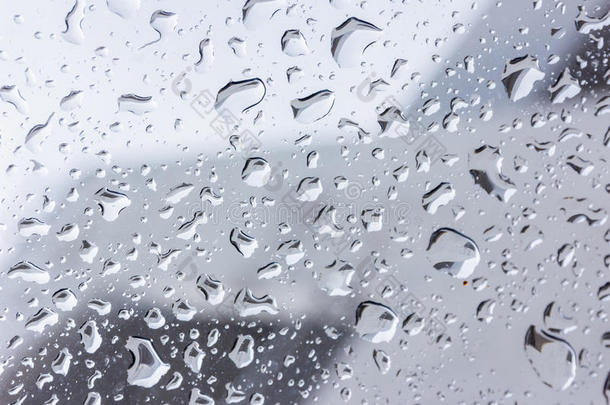 雨点落在玻璃上雨滴落在清澈的窗户上-包图企业站
