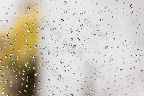 雨点落在玻璃上，雨滴落在清澈的窗户上。