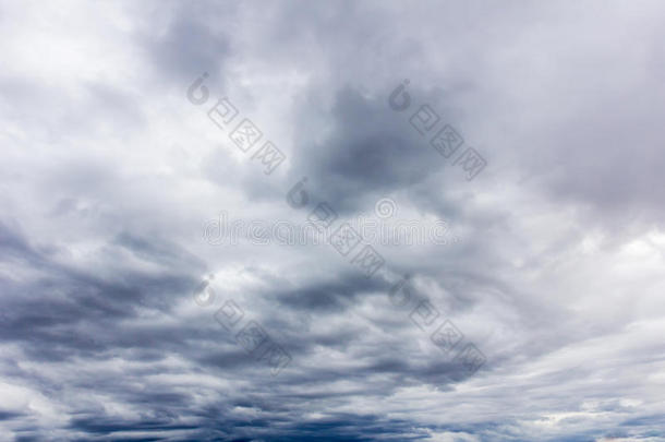 雨点落在玻璃上，雨滴落在清澈的窗户上。