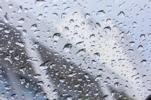 雨点落在玻璃上，雨滴落在清澈的窗户上。