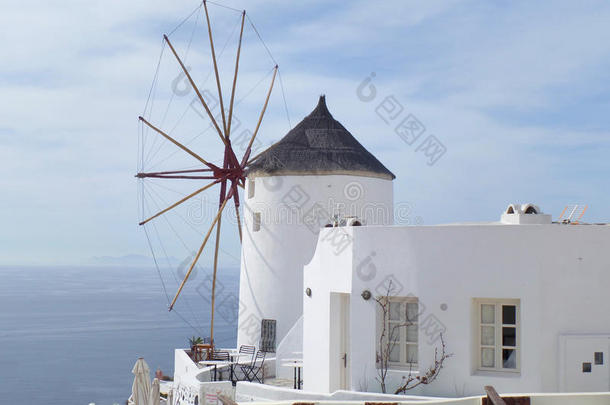 希腊桑托里尼岛奥亚村的希腊传统风格风车和白色别墅