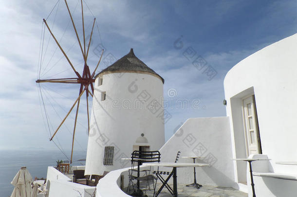 希腊风格的<strong>白色风车</strong>和建筑在下午的阳光下，桑托里尼岛的希腊