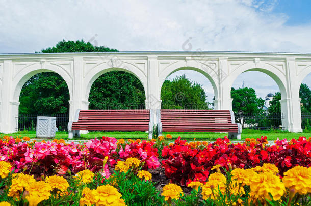 古雅罗斯拉夫庭院的拱廊，在<strong>夏季</strong>阳光明媚的日子里，在俄罗斯的维里克诺夫哥罗德-<strong>夏季</strong>建筑景观