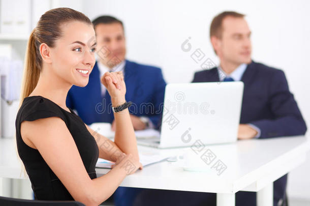 商务人士在商务会议上坐在办公室里讨论