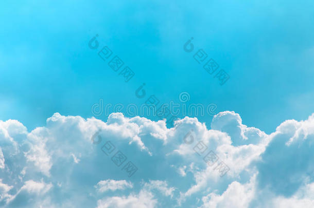 蓝色天空上抽象的白云