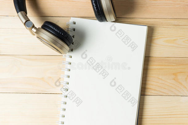 带<strong>金色音乐</strong>耳机的空白笔记簿活页夹。