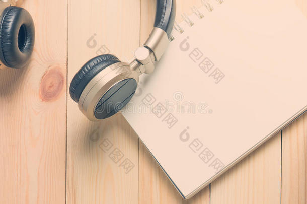 空白笔记本，金色耳机，用于音乐写作