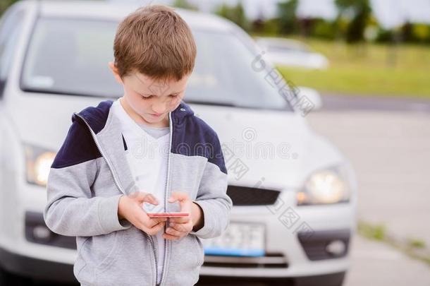 孩子在街上用智能手机玩手机游戏