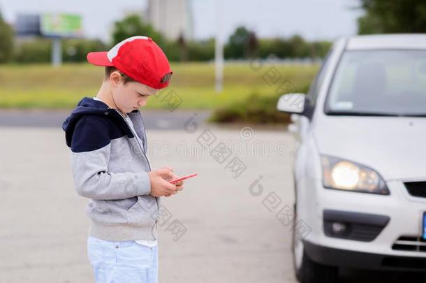孩子在街上用智能手机玩手机游戏