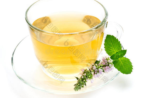 一杯带薄荷叶和花的绿茶