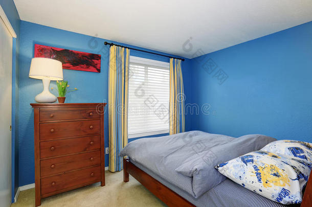 棕色梳妆台的小卧室的蓝色内部