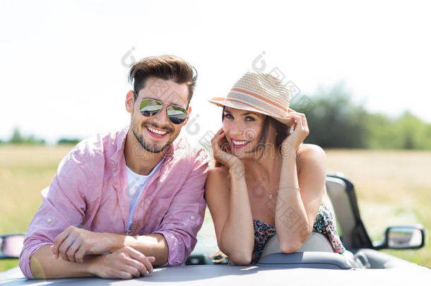 一对夫妇在<strong>敞篷</strong>车里享受着开车的乐趣