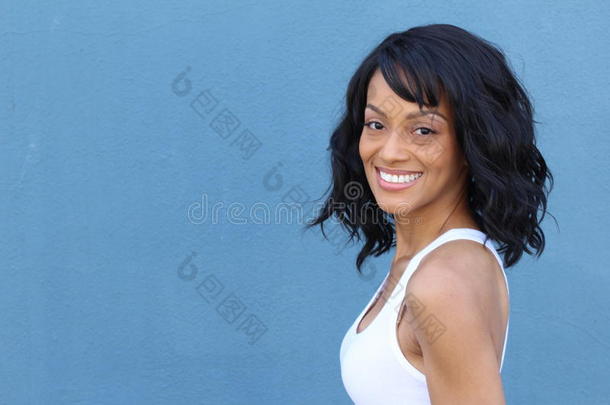 特写肖像美丽的非裔美国妇女微笑在白色胸罩显示她的充分乳沟，在蓝色背景