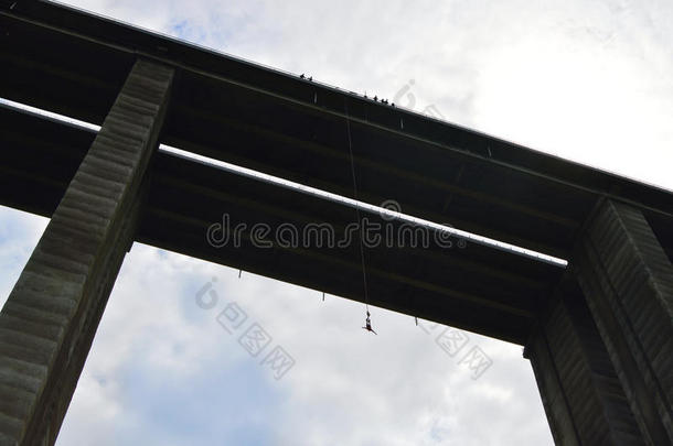 蹦极跳从390英尺高的高架桥
