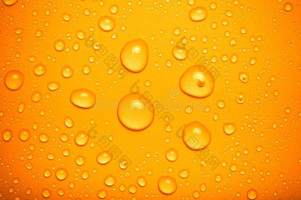 彩色背景上的水滴。 橙色。 色调