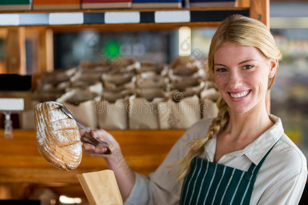 女员工用纸袋包装面包