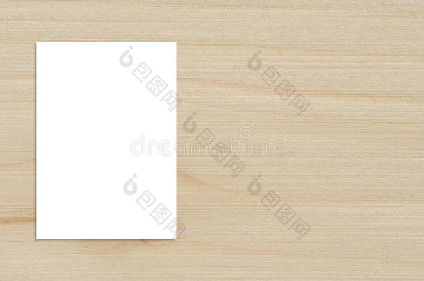 空白<strong>折叠</strong>纸<strong>海报</strong>挂在木墙上，模板模型用于添加您的设计。