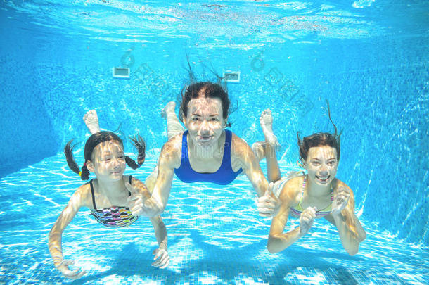 家庭在水下游泳，快乐活跃的母亲和孩子玩得很开心