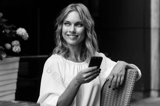 黑白肖像在咖啡馆的女人带手机
