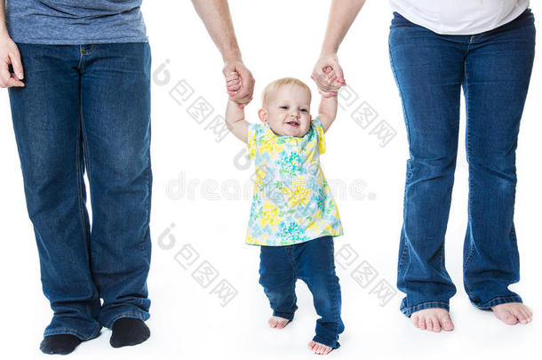 婴儿采取第一步与母亲父亲帮助白色背景