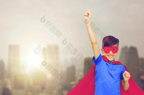 穿着<strong>红色</strong>超级英雄斗篷和面具的男孩展示<strong>拳头</strong>