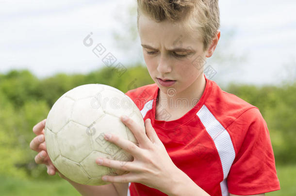 积极快乐的男孩，在户外玩得开心，在体育运动的夏天踢足球