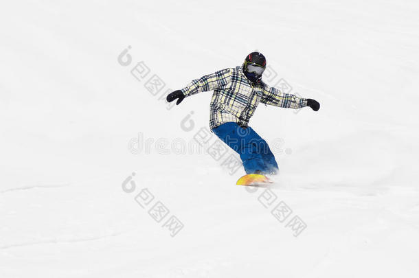 一个滑雪者从山上下来