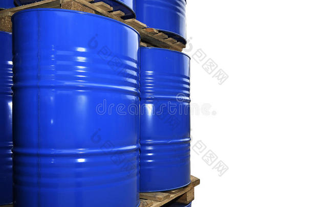 蓝色金属油箱的油储存在生产现场隔离在白色上