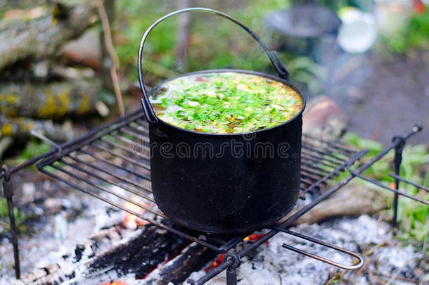在火上煮汤