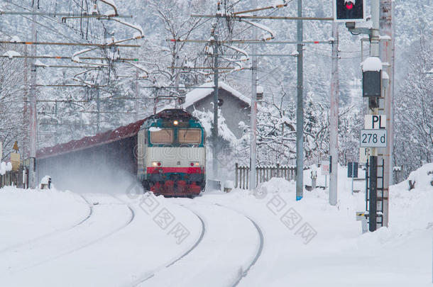 <strong>货运</strong>列车在<strong>铁路</strong>轨道上行驶，同时下雪