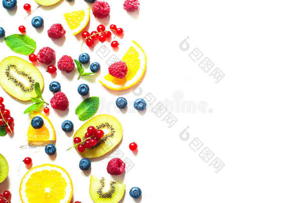 新鲜的夏季浆果和水果在白色