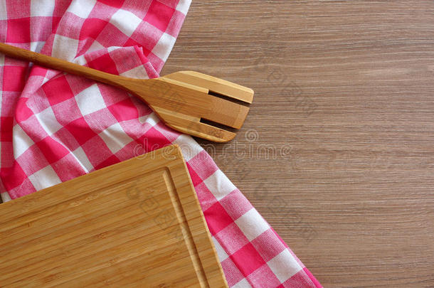 格子桌布，木勺和木桌上的砧板。