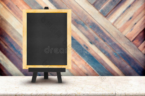 黑板菜单与画架在大理<strong>石桌</strong>子上与模糊对角线木墙在餐厅背景，复制空间，以添加您的con