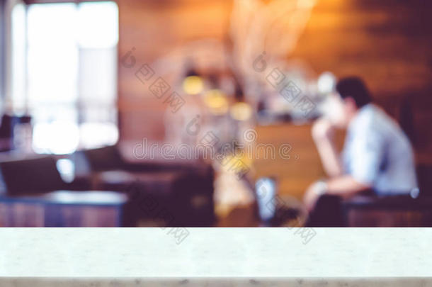 空白大理石桌子与模糊咖啡馆背景，模拟场景