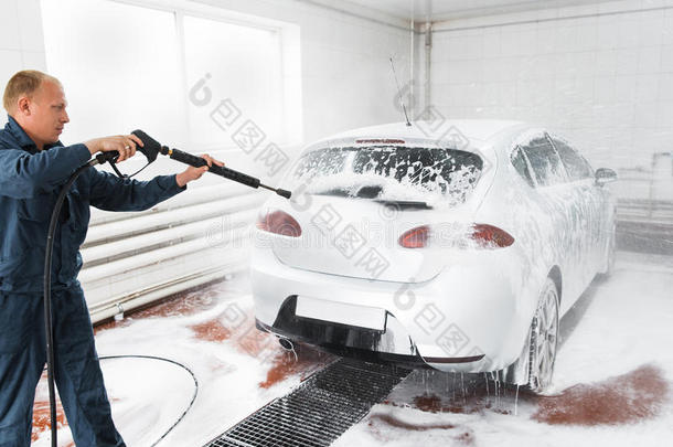 处理洗车的概念，男人用软管洗车
