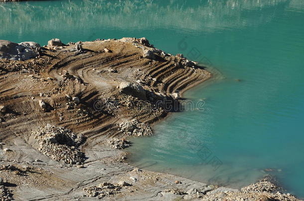 人工湖水-夏季水平低，水土<strong>流失</strong>