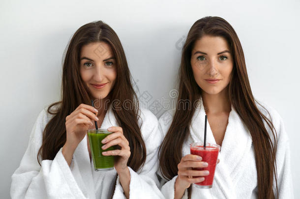 排毒饮食。 健康的女人在室内喝新鲜果汁，冰沙