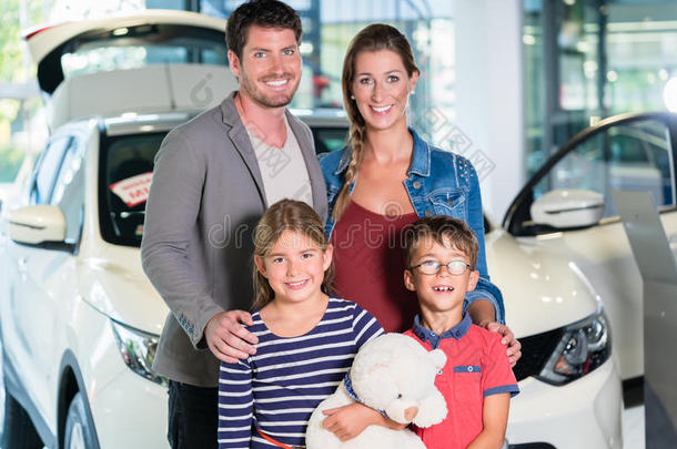 有孩子的家庭在汽车经销商处购买新车