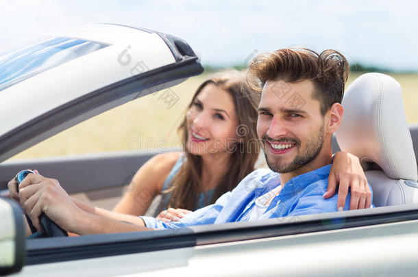 一对夫妇在敞篷车里享受着开车的乐趣