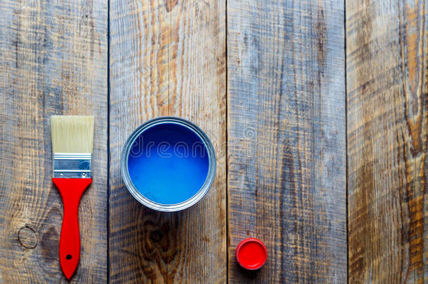 用蓝色油漆罐绘画的概念准备