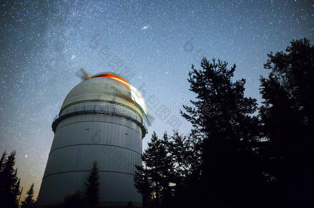 夜空恒星下的<strong>天文台</strong>