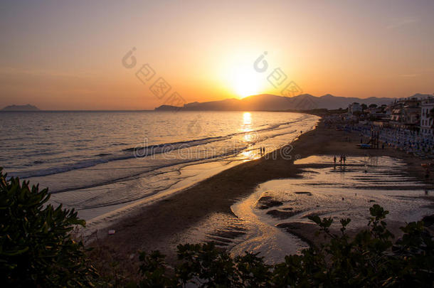 海湾海滩平静的循环海岸