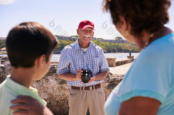 家庭祖父母在古巴度假爷爷拍照片