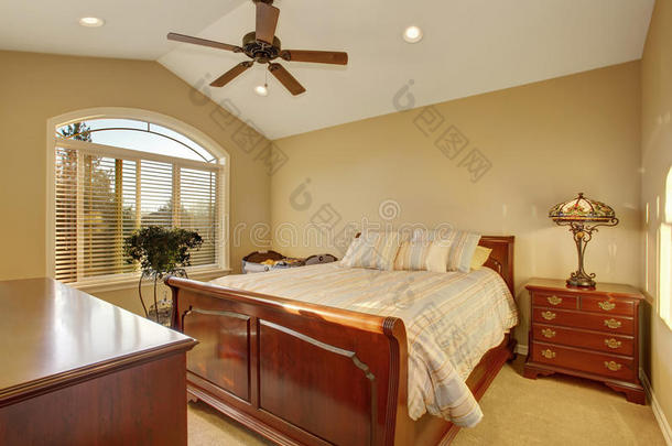卧室内部有古董木制家具和米黄色墙壁