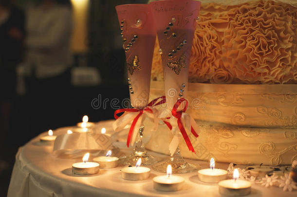 漂亮的婚礼蒸汽器皿和蛋糕