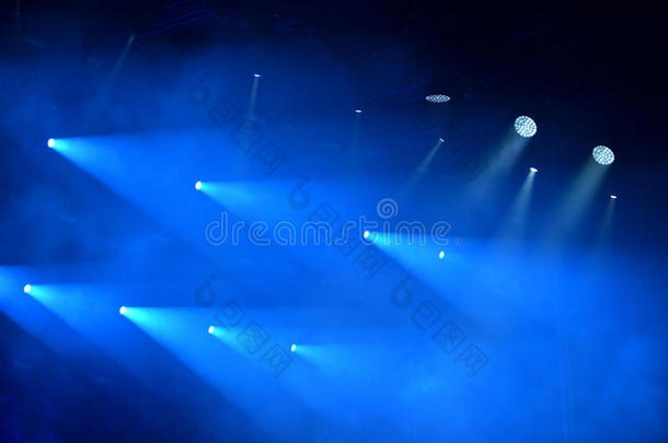 音乐会上的蓝色舞台灯