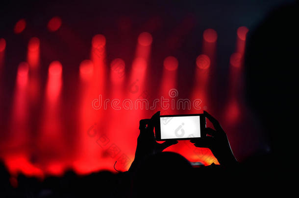 在音乐会上用智能手机<strong>录制</strong>视频