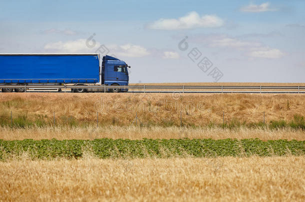 蓝色重型卡车在路上。 运送货物物流