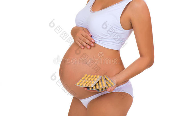 孕妇腹部的特写药丸和维生素的特写镜头。 <strong>怀孕期</strong>间妇女的健康